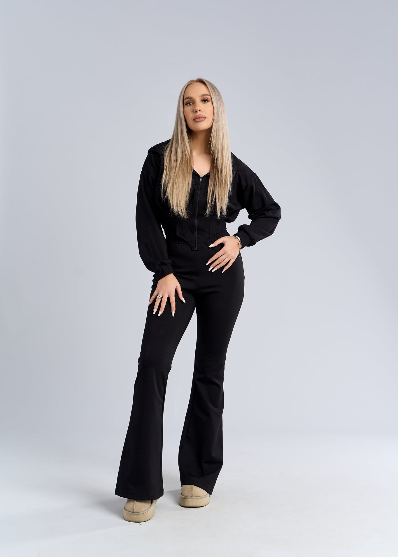 Alt Tag: hanorac cropped negru cu fermoar și glugă, purtat de model, stil casual feminin Imagine principală a produsului