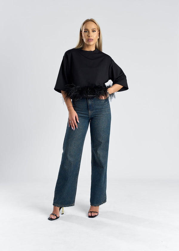 Tricou mini oversized cu detalii din pene, o piesă stilată, purtată cu jeansi negri