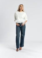 tricou mini oversized cu detalii din pene - "MINI FEATHER LOVE" purtat de o femeie, stil casual, elegant si modern.