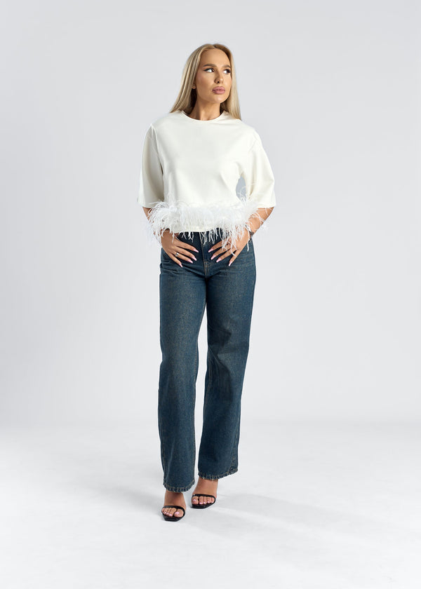 tricou mini oversized cu detalii din pene - "MINI FEATHER LOVE" purtat de o femeie, stil casual, elegant si modern.
