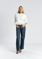 Tricou mini oversized cu detalii din pene, stilat si confortabil, purtat cu blugi, pentru un look modern.