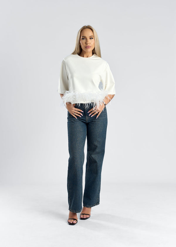Tricou mini oversized cu detalii din pene, stilat si confortabil, purtat cu blugi, pentru un look modern.