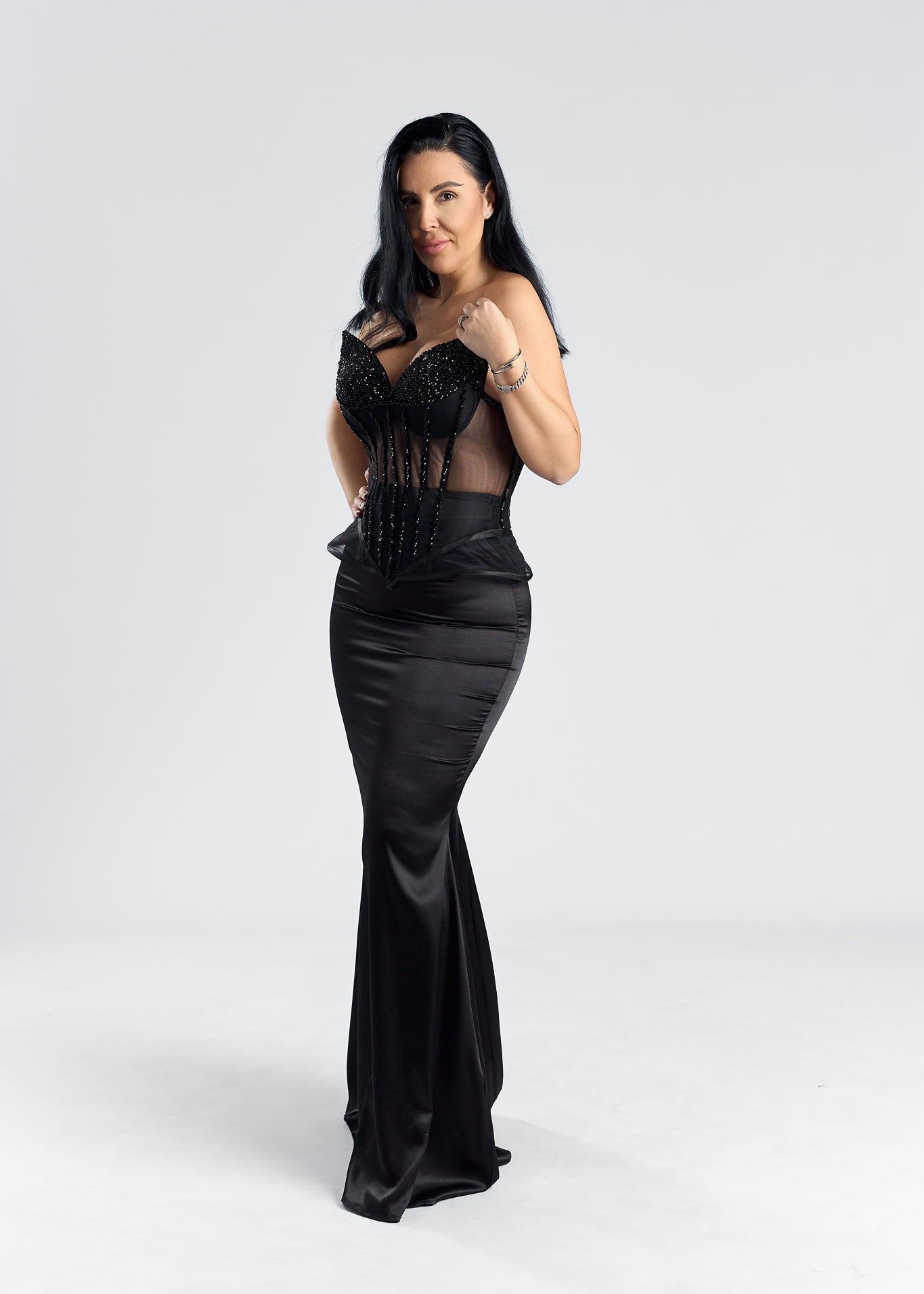 Rochie lunga cu corset & detalii transparente, eleganta rochie SIA That Girl, neagra, cu atitudine fermecatoare.