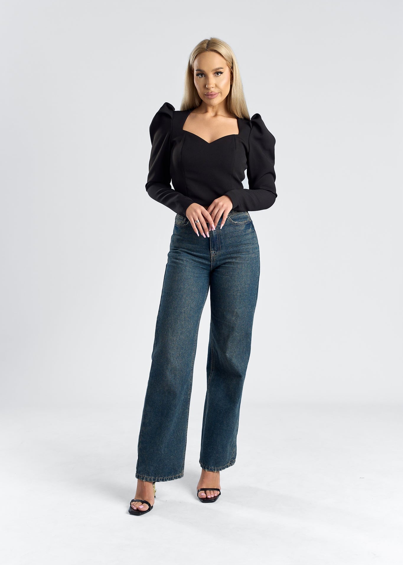 Top elegant cu umeri supradimensionați, model SIA Power Muse, perfect pentru un look modern. Imagine principală a produsului