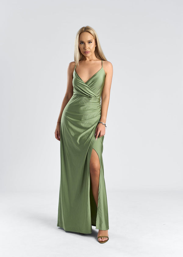rochie satinată cu drapaj și crăpătură laterală, model SIA SYLARA, în nuanță verde, elegantă pentru ocazii speciale.