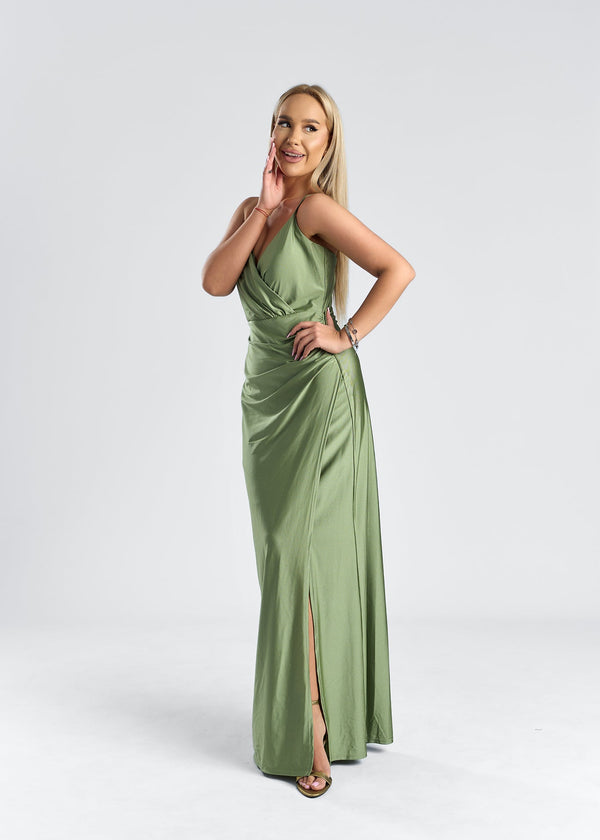 Rochie satinată cu drapaj și crăpătură laterală, model SYLARA în nuanță verde, purtată de o femeie elegantă.