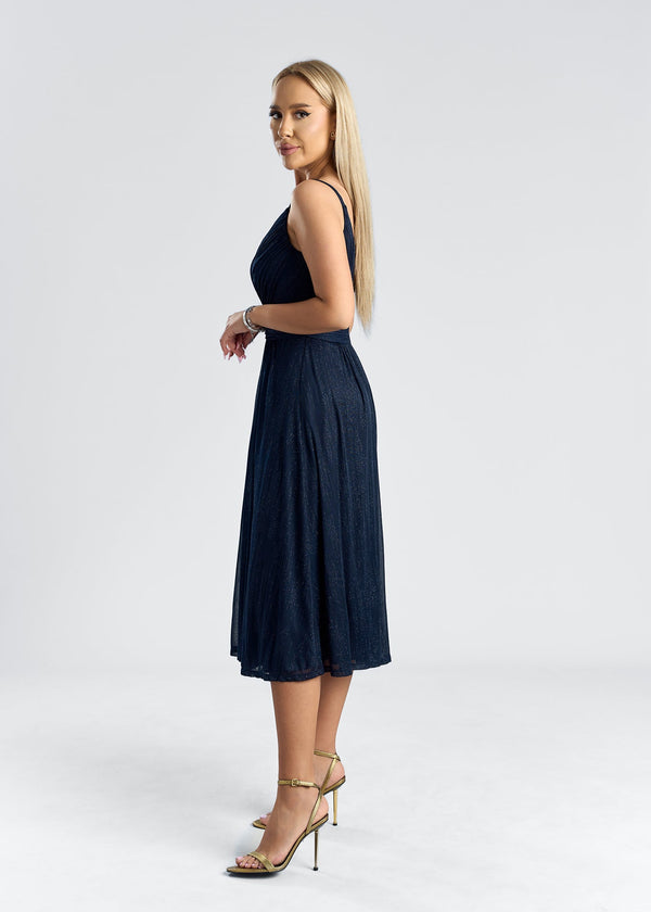 Rochie midi din voal cu inserții strălucitoare, model SIA NOCTELLE, purtată de o femeie cu păr lung.