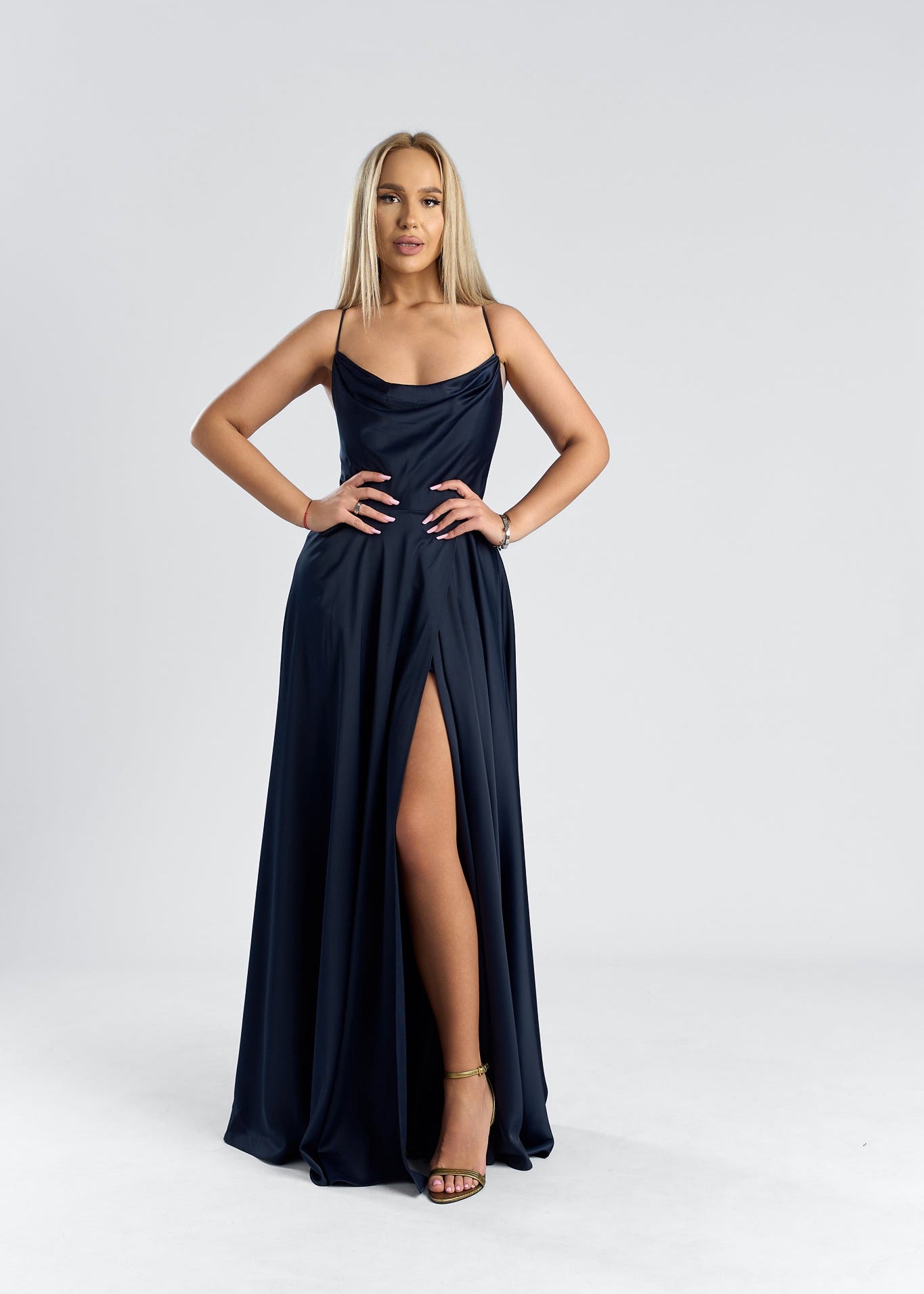 rochie lunga satinata cu spate decupat si slit adanc MIDNIGHT FLOW, eleganta si sofisticata