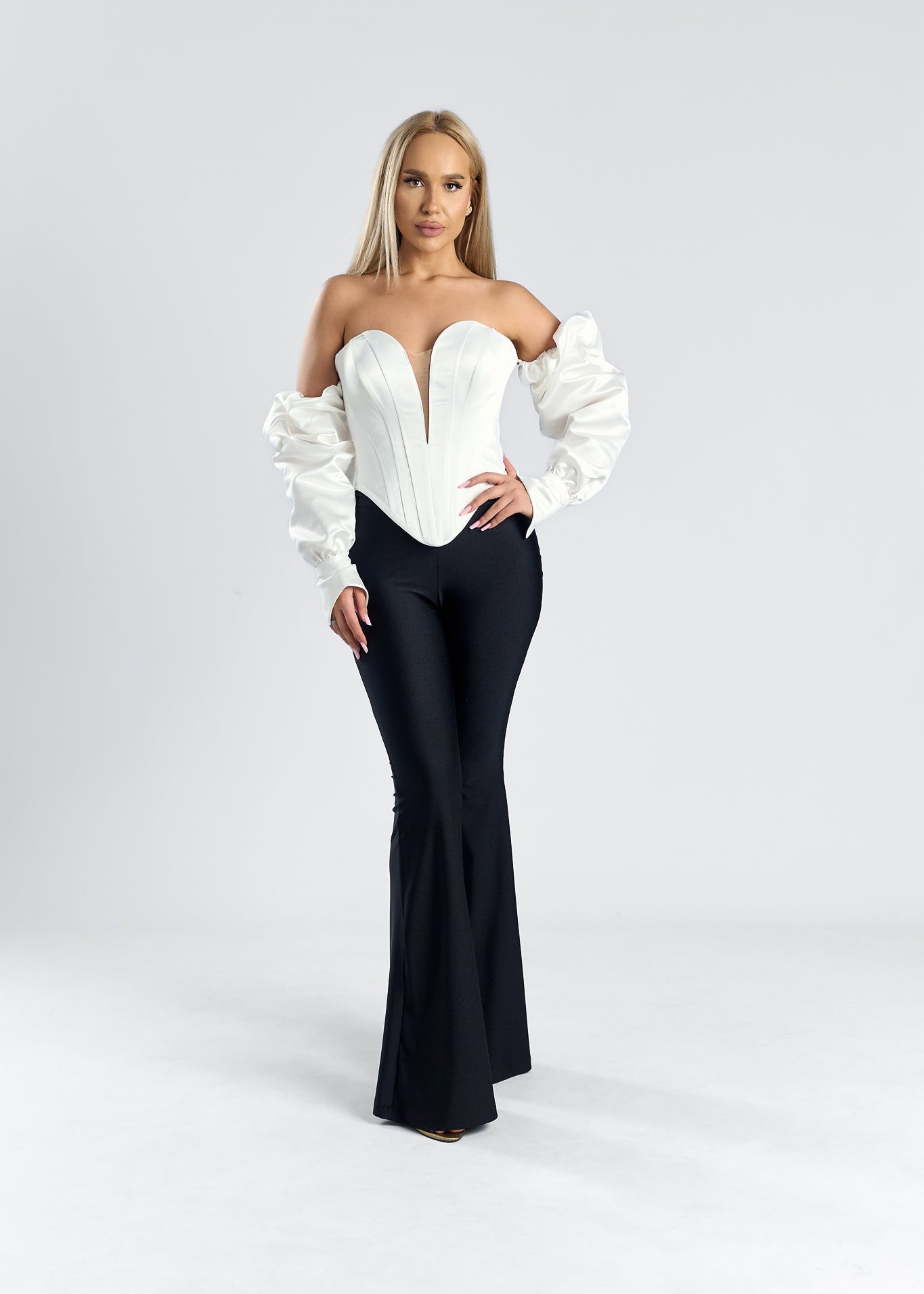 Corset tafta cu maneci ÉLYSEE, ținută elegantă cu bustiere albe și pantaloni negri evazați. Imagine principală a produsului