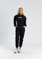 Femeie îmbrăcată în trening set din Ponti Roma, cu design modern, elegant și confortabil.