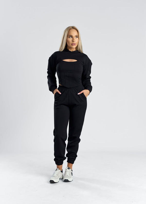 Femeie îmbrăcată în trening set din Ponti Roma, cu design modern, elegant și confortabil.