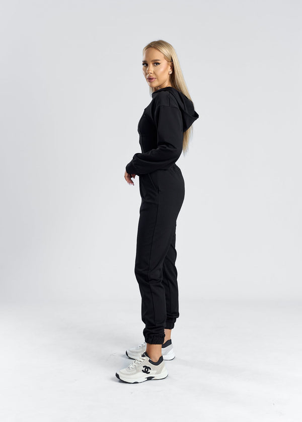 Trening set modern SIA Daily Upgrade, confortabil și elegant, purtat de o femeie cu părul lung.