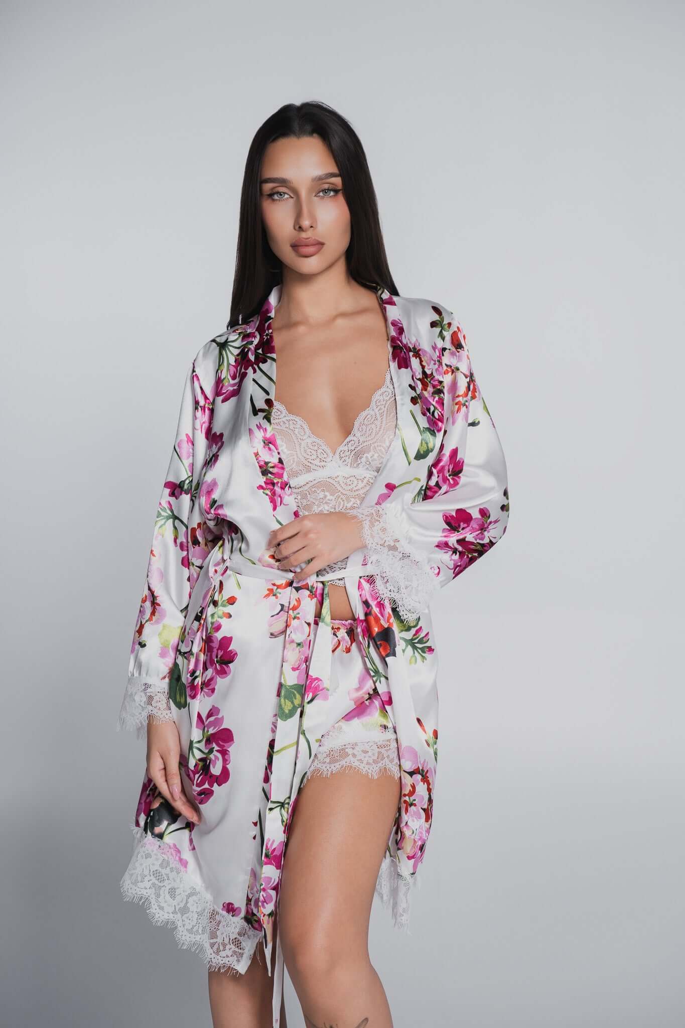 Pijama 3 piese cu dantela si satin, incluzand un halat floral, top dantelat si pantaloni scurti de la SIA Homewear.