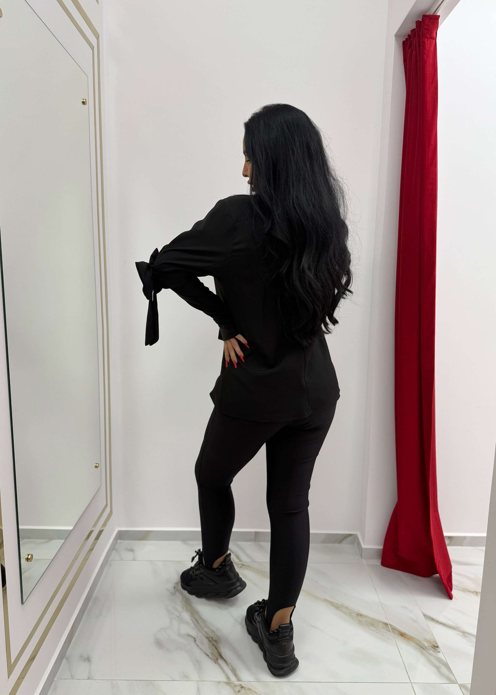 Compleu fundite minimal ICONIC COUTURE, vedere din spate, sacou lejer cu funda la mânecă și colanți negri, look couture modern