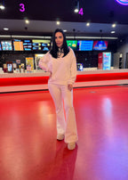 Femeie purtând SIA Pantaloni tip trening cu croi evazat într-un cinema