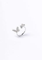 Set SIA Butterfly Dream inel argintiu reglabil cu fluture și inimă decorate cu cristale strălucitoare pe fundal alb