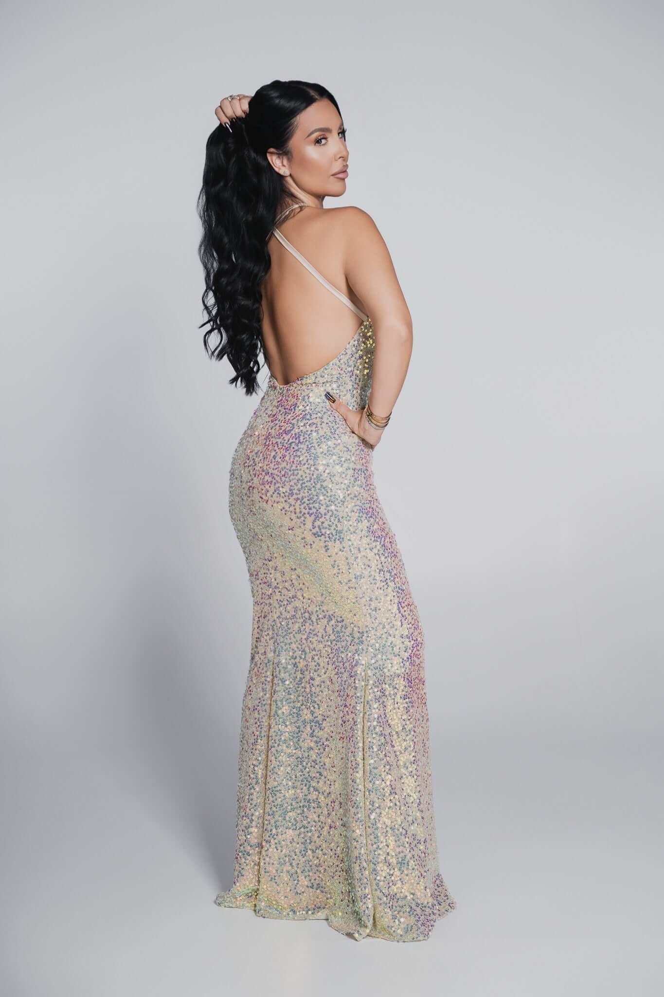 Rochie Bling Siren în paiete multicolore, croială sirenă, cu spate gol, ideală pentru evenimente speciale.