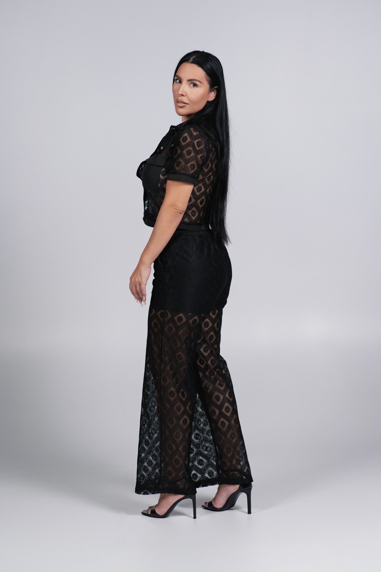 Costum Essence – Set din dantelă cu cămașă cropped și pantaloni wide