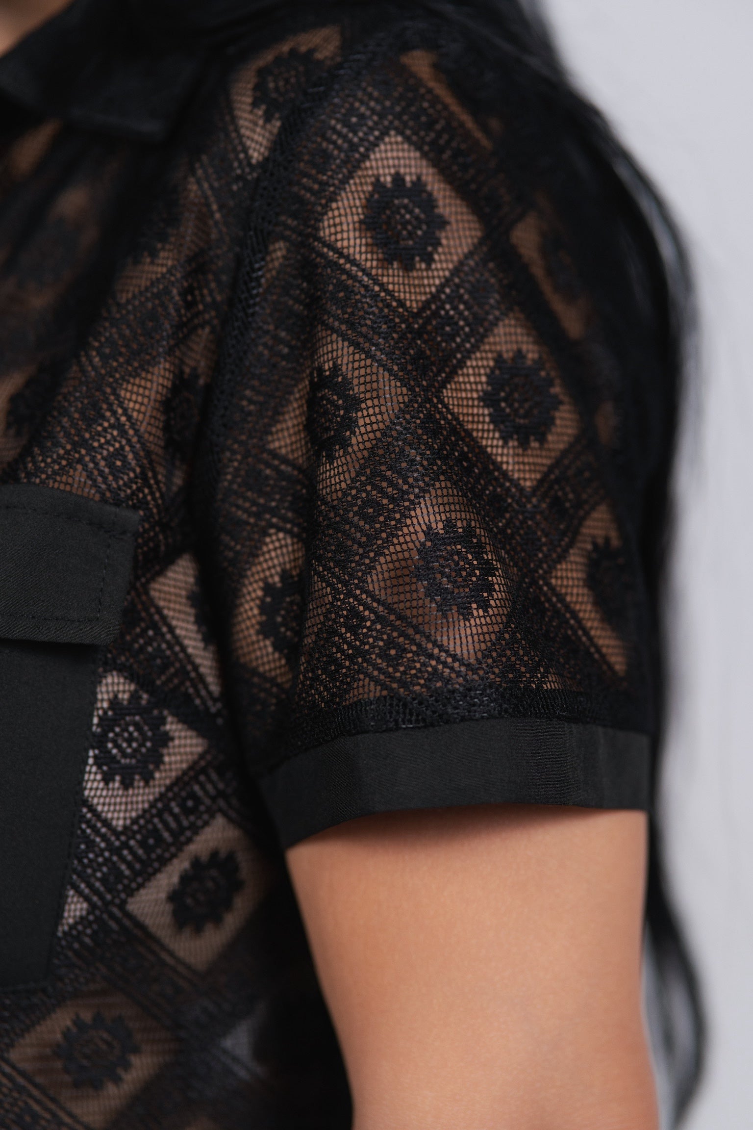 Costum Essence – Set din dantelă cu cămașă cropped și pantaloni wide