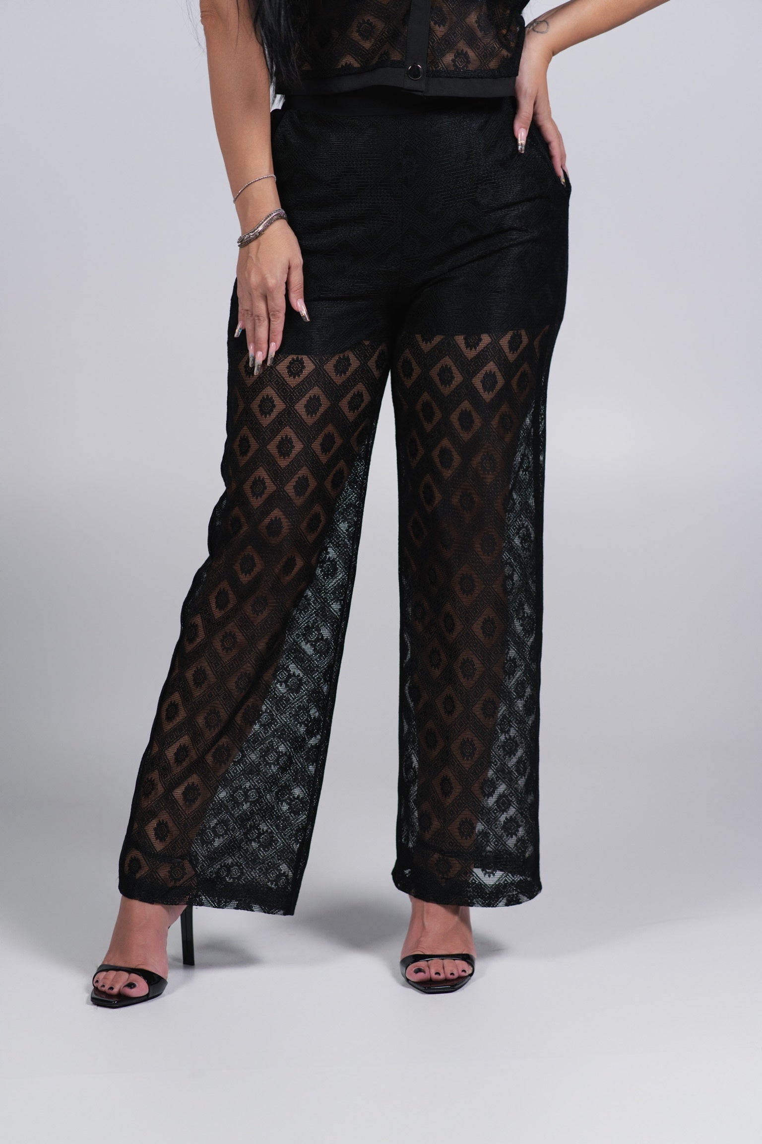 Costum Essence – Set din dantelă cu cămașă cropped și pantaloni wide