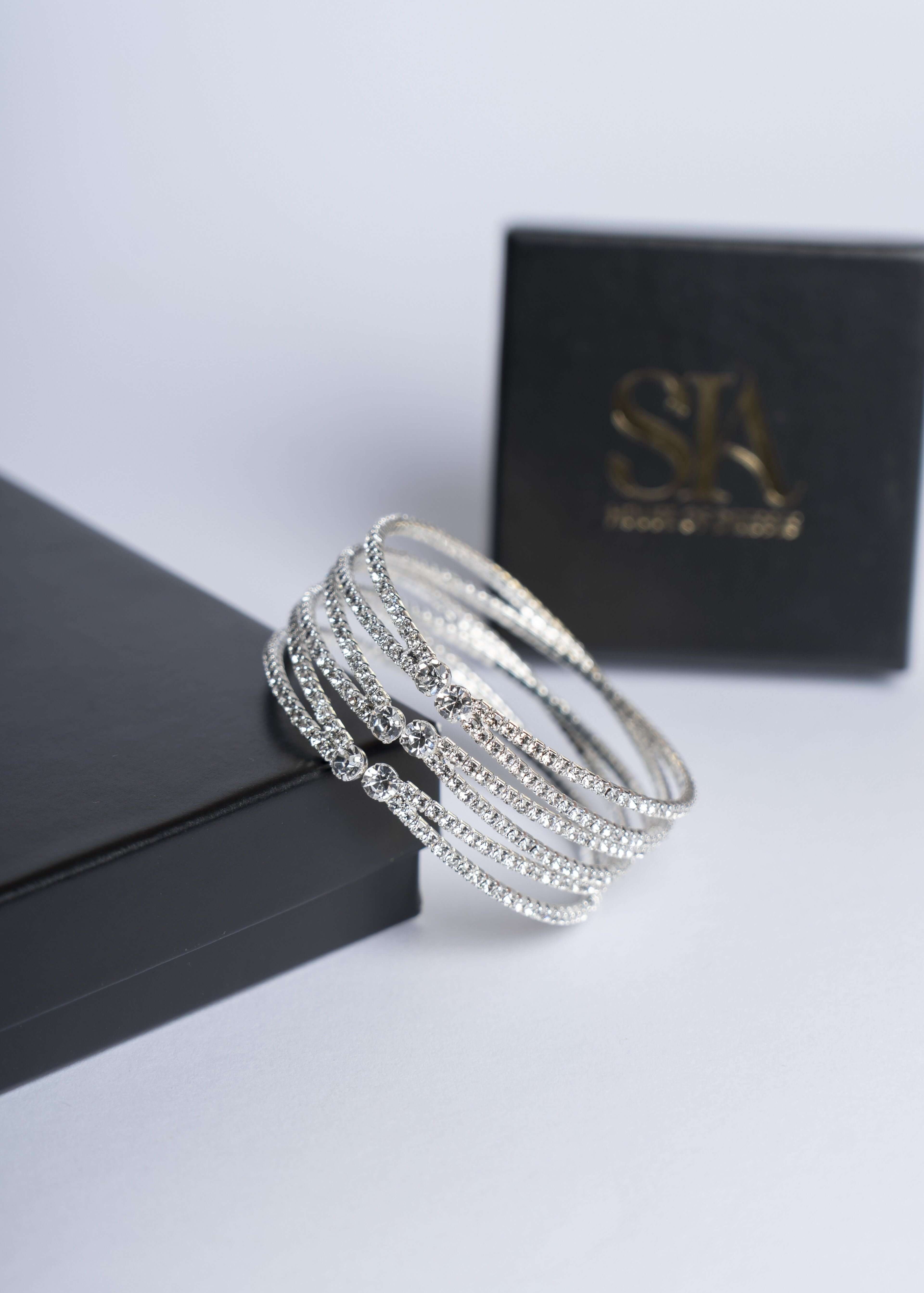 Bratara Glam Spark argintie cu cristale strălucitoare, brățară elegantă SIA prezentată pe cutie neagră pentru femei