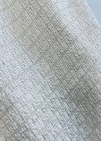 Detaliu țesătură tip Chanel albă de la SIA Paris Muse Set, sacou eleganță clasică.