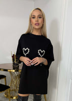 Femeie purtând Love SIA Spark Dress - Rochie tip tricou cu inimioare din cristale, design modern și lejeritate stil.