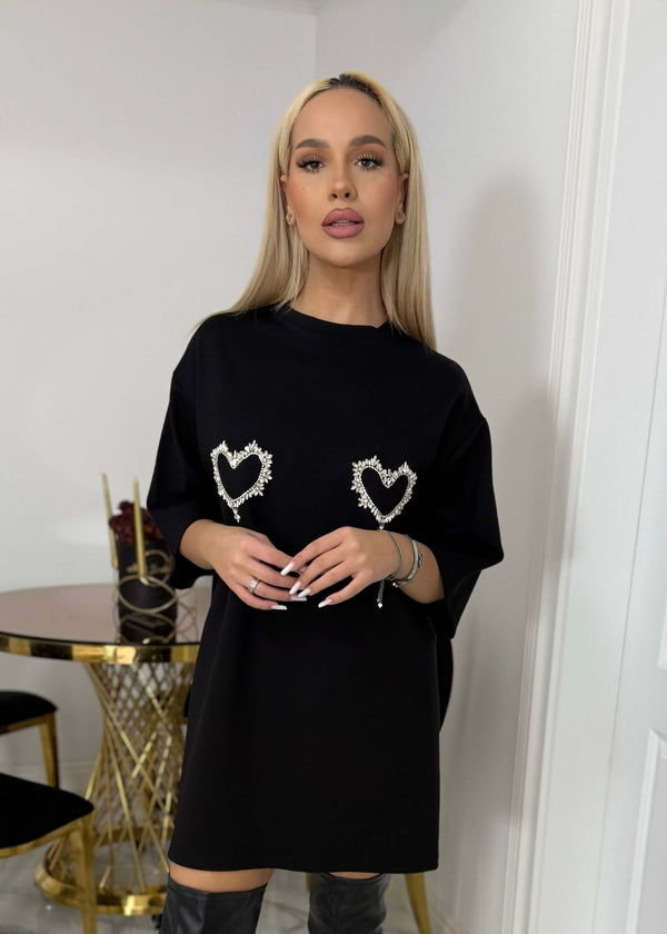 Femeie purtând Love SIA Spark Dress - Rochie tip tricou cu inimioare din cristale, design modern și lejeritate stil.