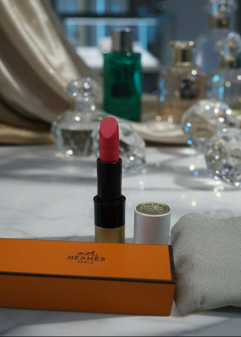 Ruj Rouge Hermès Satin Lipstick Rose Mexique 42 roz satinat, ambalat de lux pe masă de toaletă Sia House