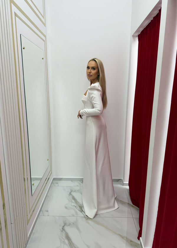 Model îmbrăcată în Set Aura – Top Aura + Wide Pants, demonstrând eleganța și rafinamentul ținutei într-o cabină de probă modernă.