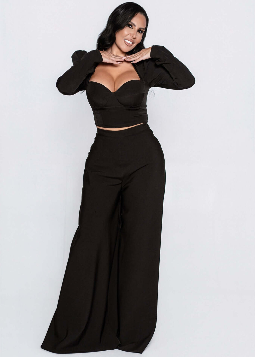 Elegant outfit featuring Set Aura – Top Aura + Wide Pants, showcasing modern elegance and comfort.