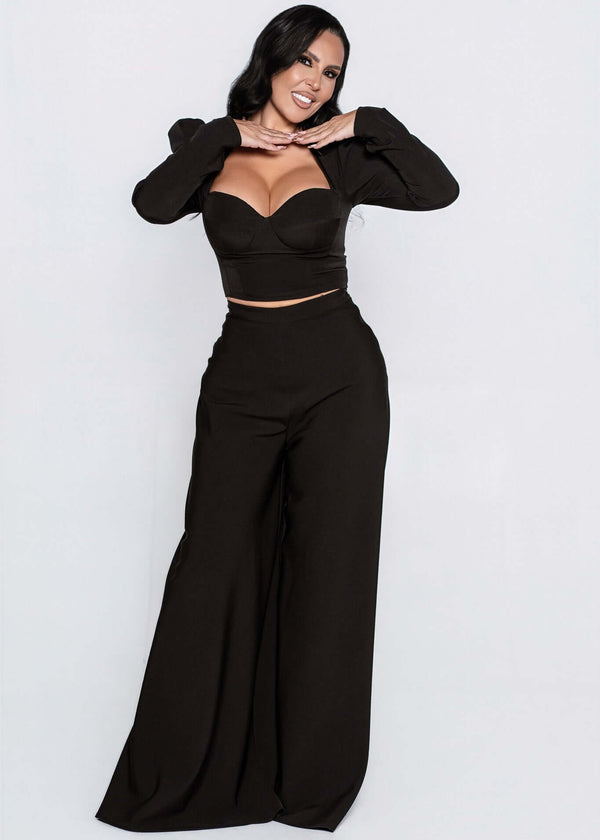 Elegant outfit featuring Set Aura – Top Aura + Wide Pants, showcasing modern elegance and comfort.