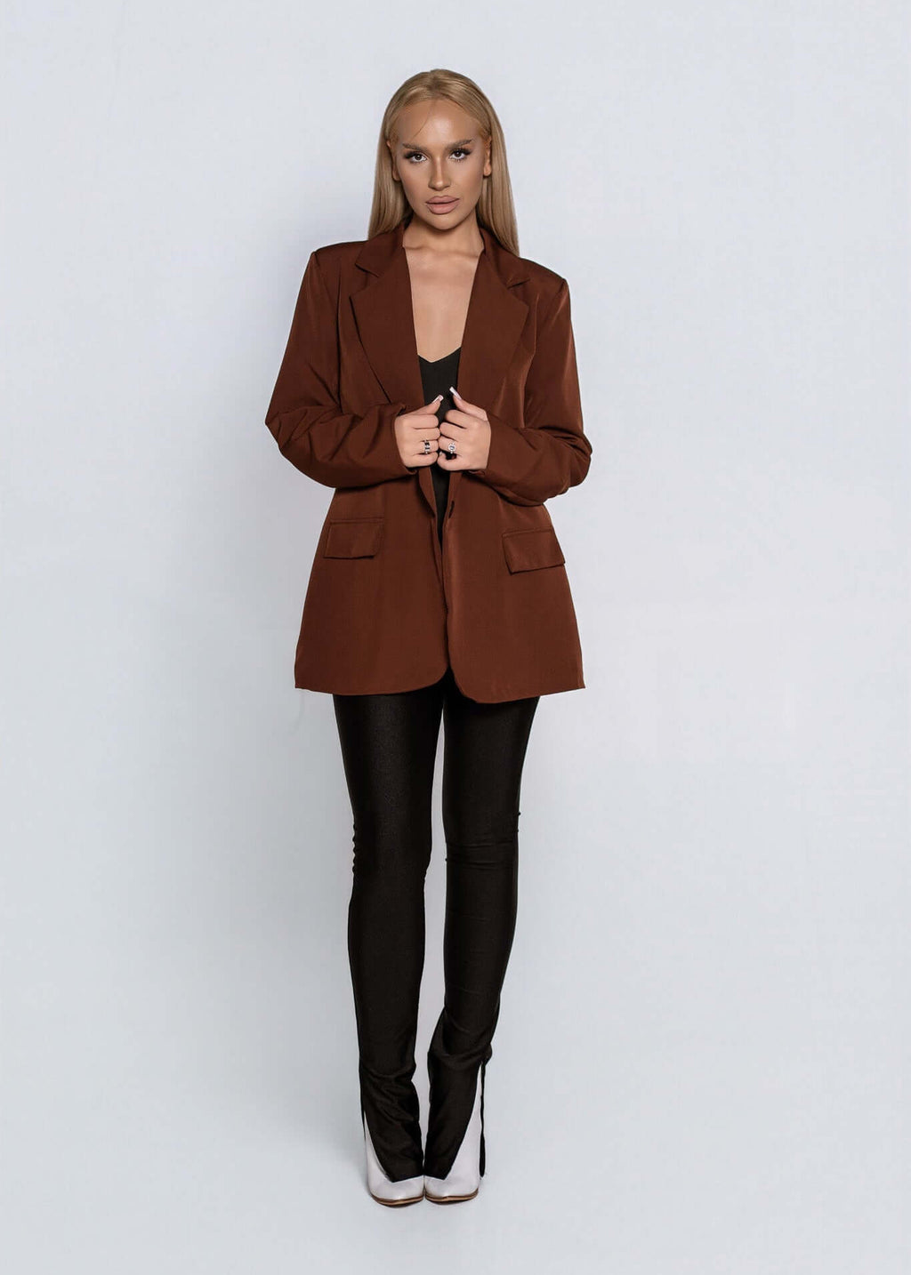 Sacou SIA Classic maro cu croială dreaptă, ușor oversize, purtat peste top negru și pantaloni negri eleganți