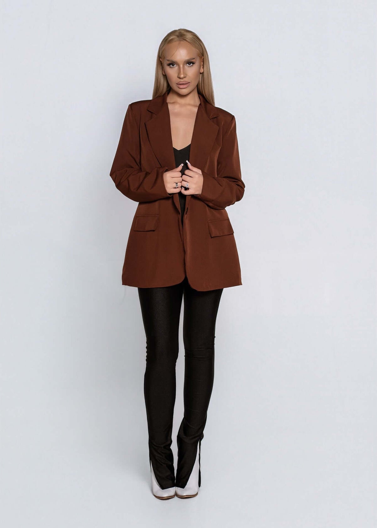 Sacou SIA Classic maro cu croială dreaptă, ușor oversize, purtat peste top negru și pantaloni negri eleganți