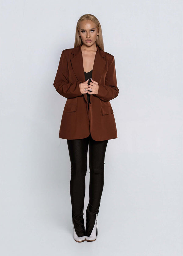 Sacou SIA Classic maro cu croială dreaptă, ușor oversize, purtat peste top negru și pantaloni negri eleganți