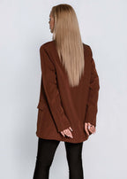 Sacou SIA cu croială dreaptă ușor oversize CLASSIC, maro, vedere din spate pe model