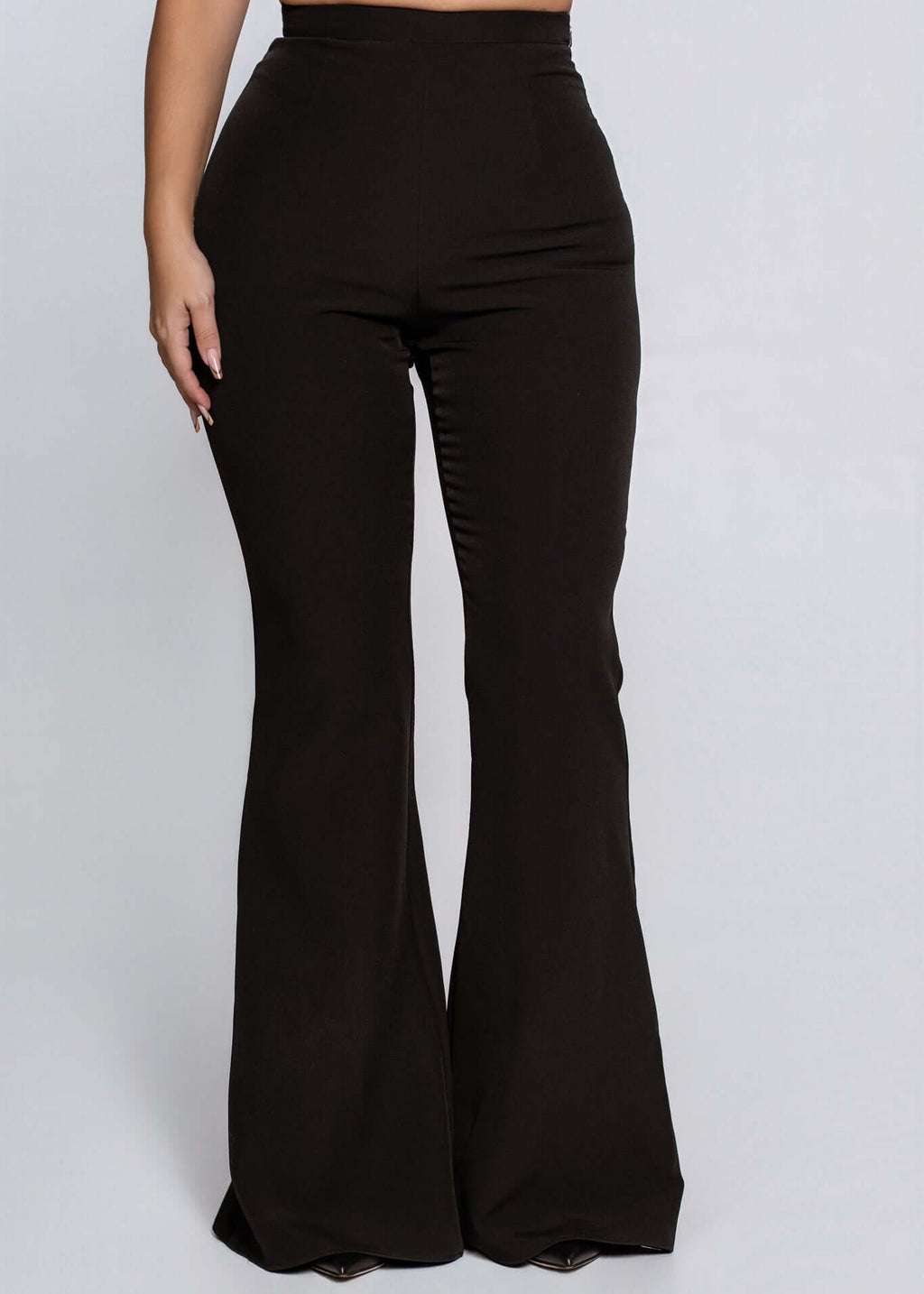 Pantaloni SIA Contour negri cu talie înaltă și croi conic în partea superioară, din material elastic care evidențiază silueta