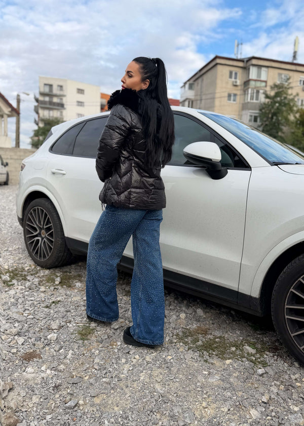 Blugi talie inalta CRYSTAL DENIM cu cristale, lejer evazati, purtati cu geaca neagra langa masina alba, tinuta casual glam