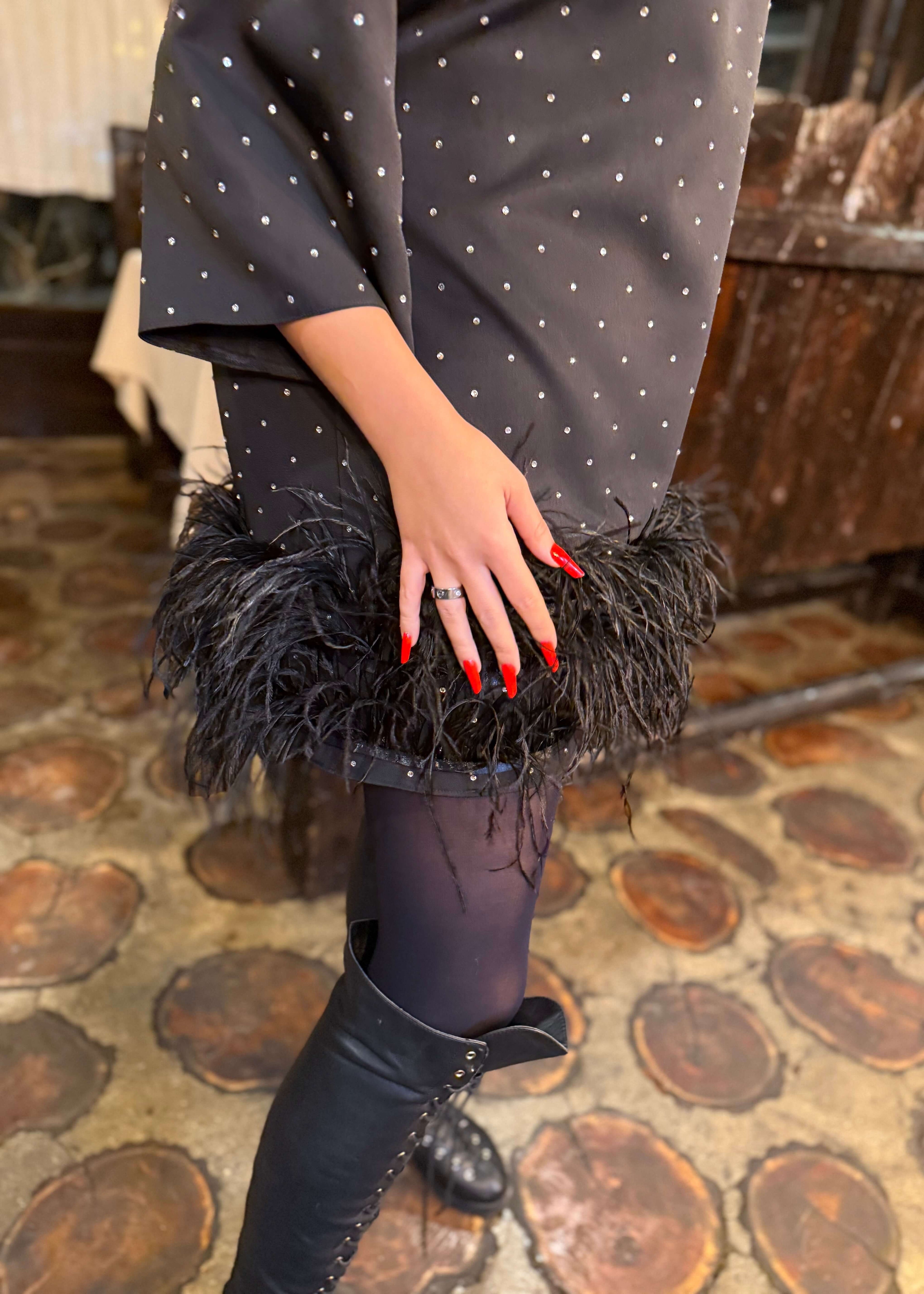 Femeie purtând tricou negru cu cristale și pene - tricou SIA Eclipse Tee elegant, dark-glam, cu aspect sofisticat, focus pe detalii.