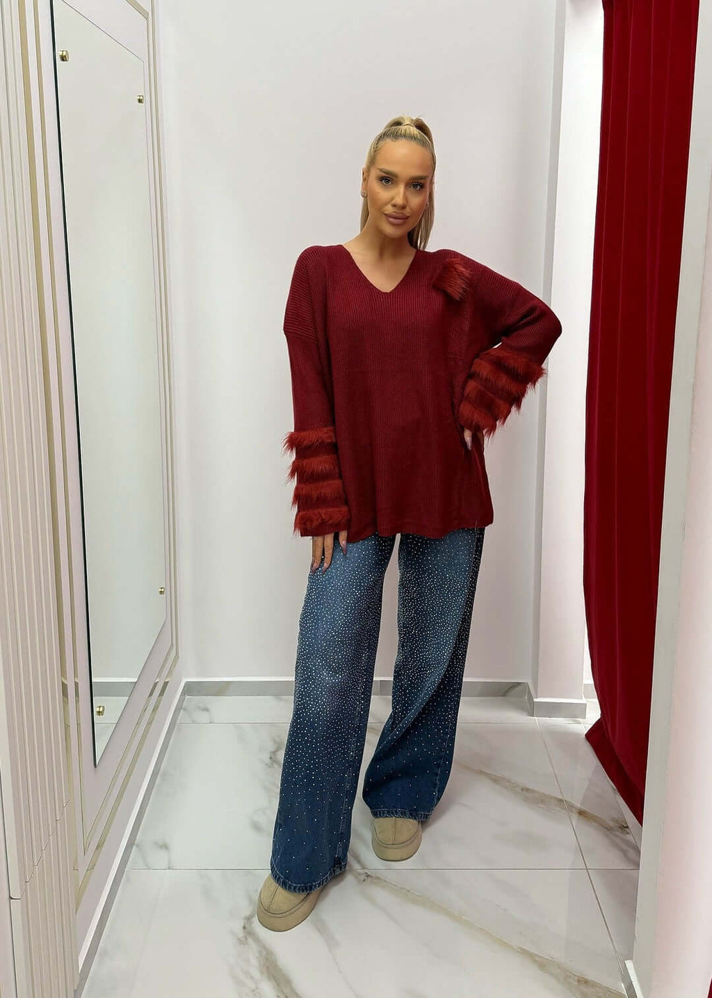 Pulover oversized cu pene SIA Feather Luxe Sweater, model poartă pulover bordo cu mâneci cu pene și pantaloni largi albaștri