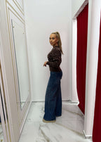 Cardigan elegant cu perle PEARLY, cardigan damă tricotat maro cu fermoar, purtat cu blugi evazați în showroom fashion