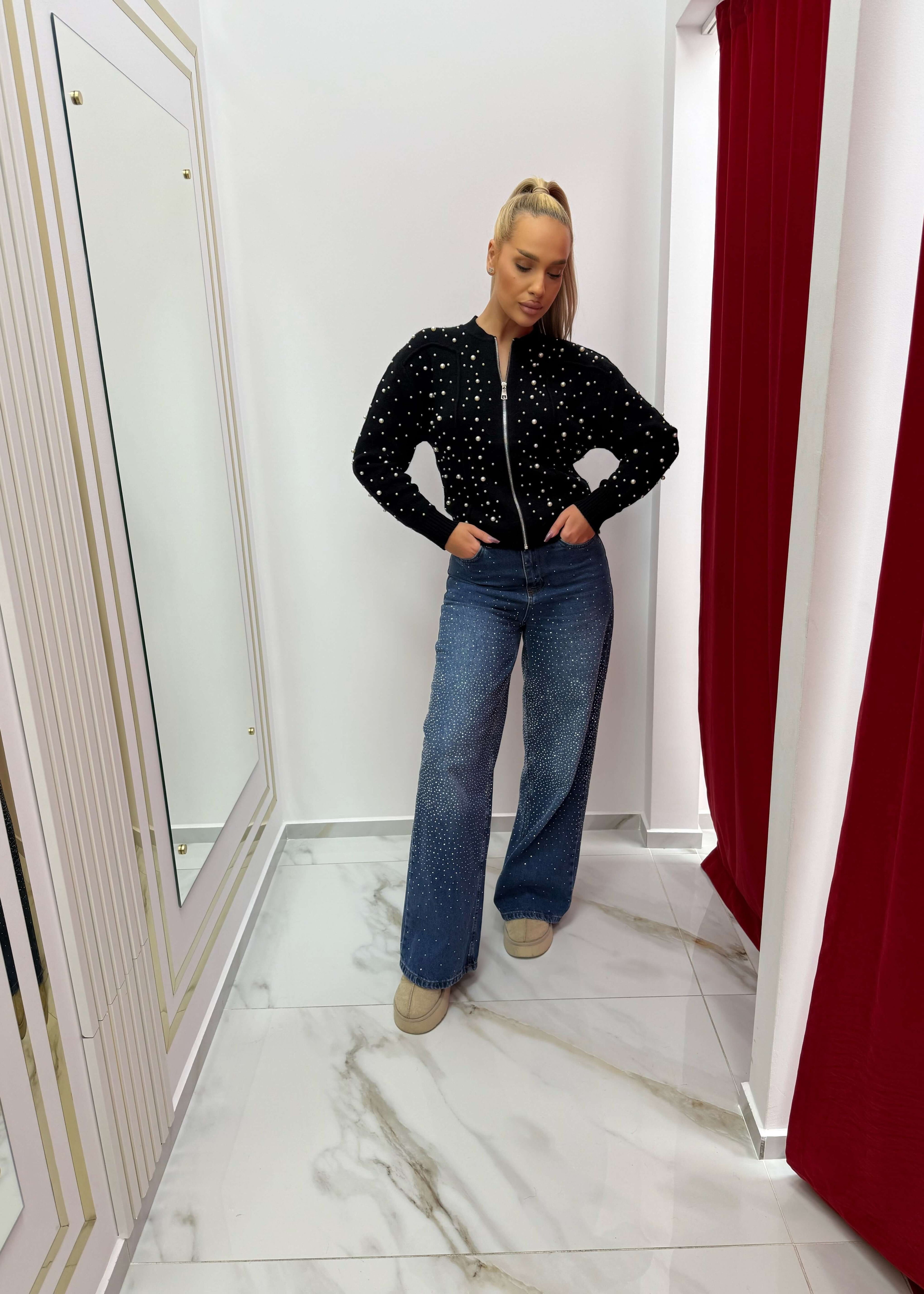 Cardigan elegant cu perle PEARLY cu fermoar, purtat cu blugi evazați, Cardigan negru chic pentru ținute casual sofisticate