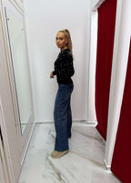 Cardigan elegant cu perle PEARLY, Cardigan negru cu fermoar, ținută casual chic cu jeans evazați în cabina de probă