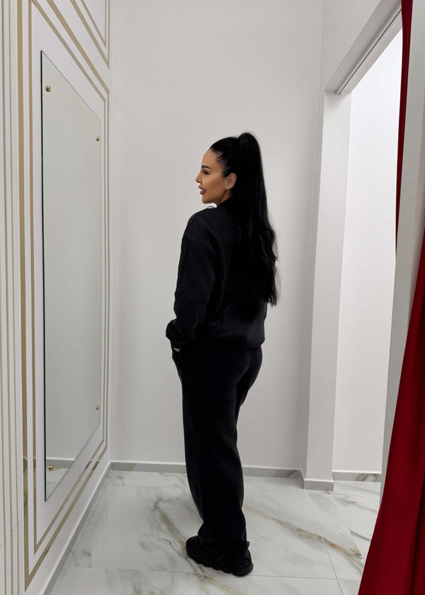Trening modern din 2 piese Mickey Sparkle, damă văzută din spate, look casual luxury negru