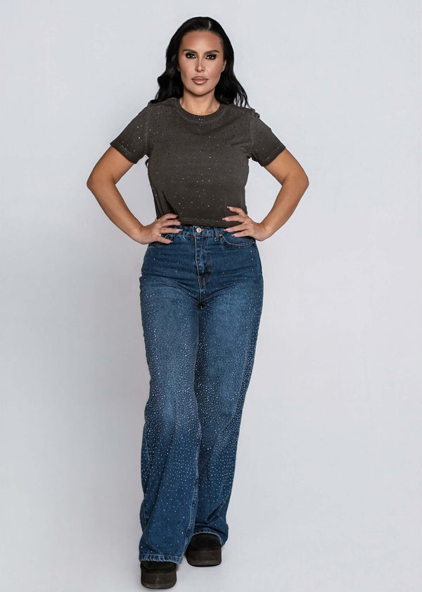 Tricou SIA gri din bumbac cu cristale SPARKLE, purtat cu blugi evazați, outfit casual glam pentru femei