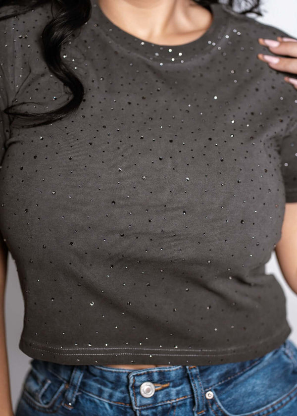 Tricou SIA gri din bumbac cu cristale „SPARKLE”, croială scurtă, purtat cu blugi, detaliu bust cu aplicații strălucitoare