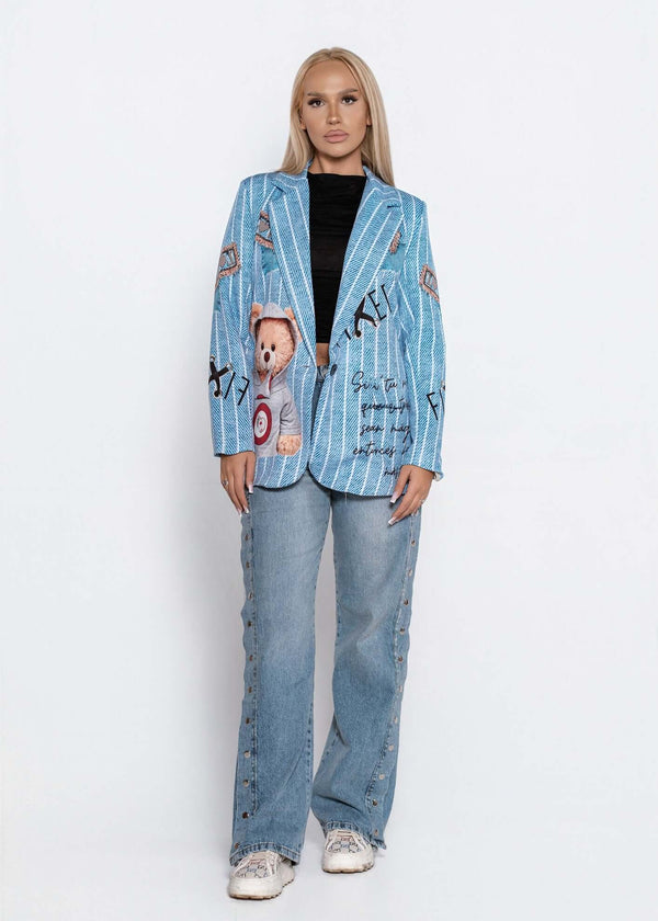 Sacou SIA ușor oversize TEDDY albastru cu imprimeu grafic ursuleț, purtat cu jeanși largi și tricou negru