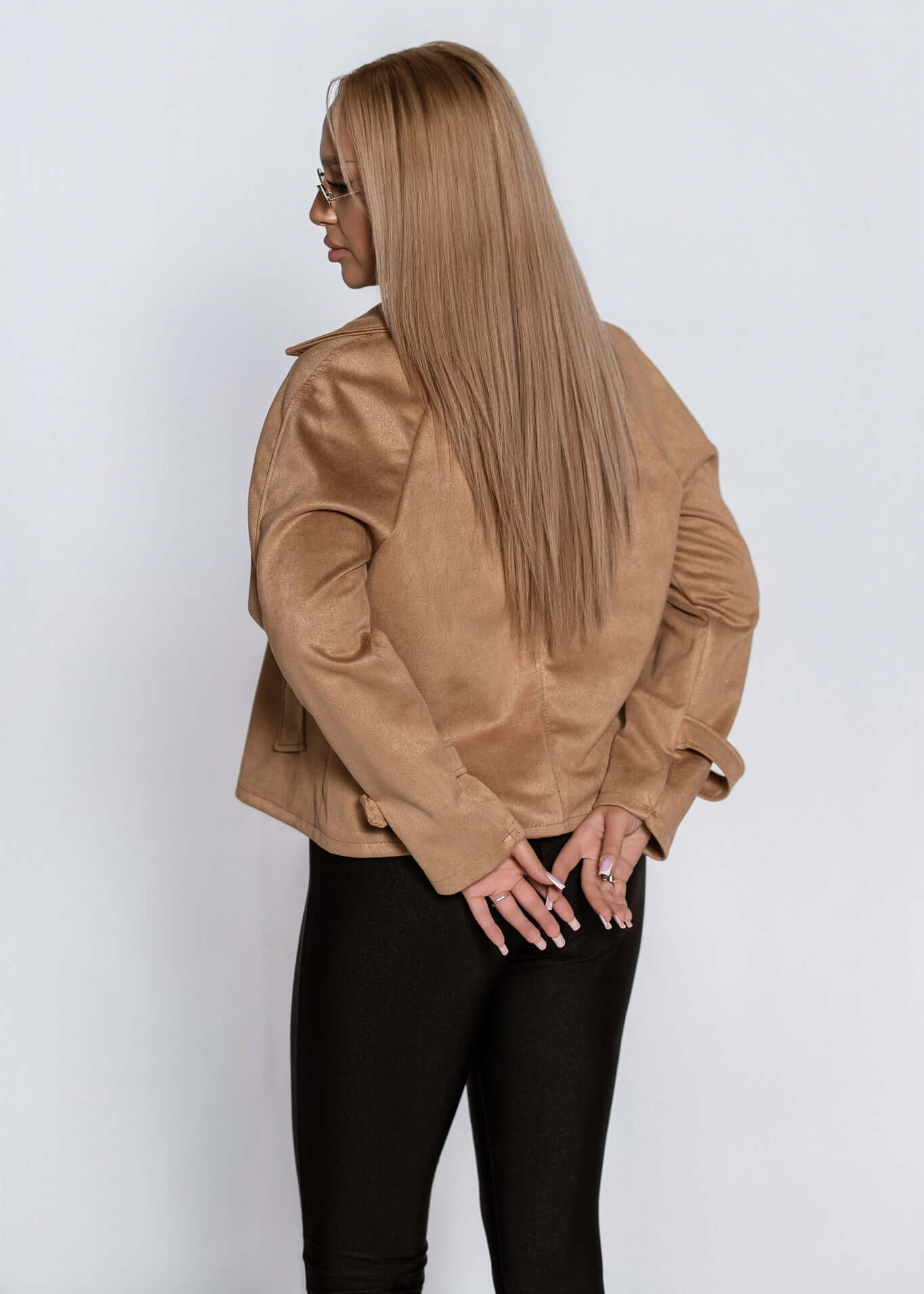 Jacheta piele întoarsă sintetică scurtă URBAN JACKET bej, vedere din spate pe model femeie