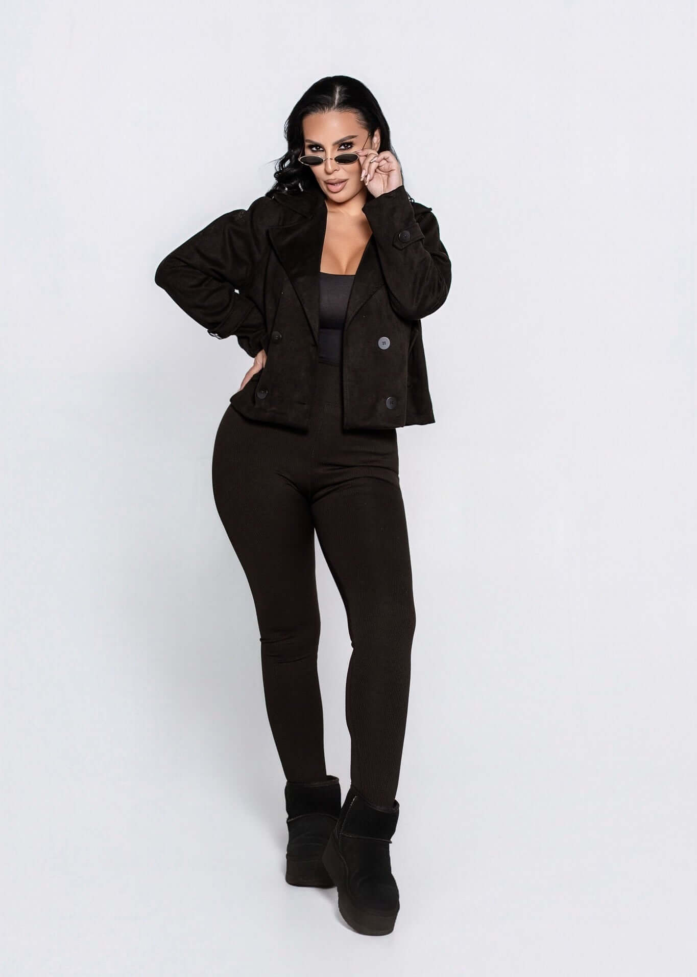 Jacheta piele întoarsă sintetică scurtă tip trench „URBAN JACKET” neagră, purtată cu pantaloni slim și top mulat