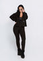 Jacheta piele întoarsă sintetică scurtă tip trench „URBAN JACKET” neagră, purtată cu pantaloni slim și top mulat